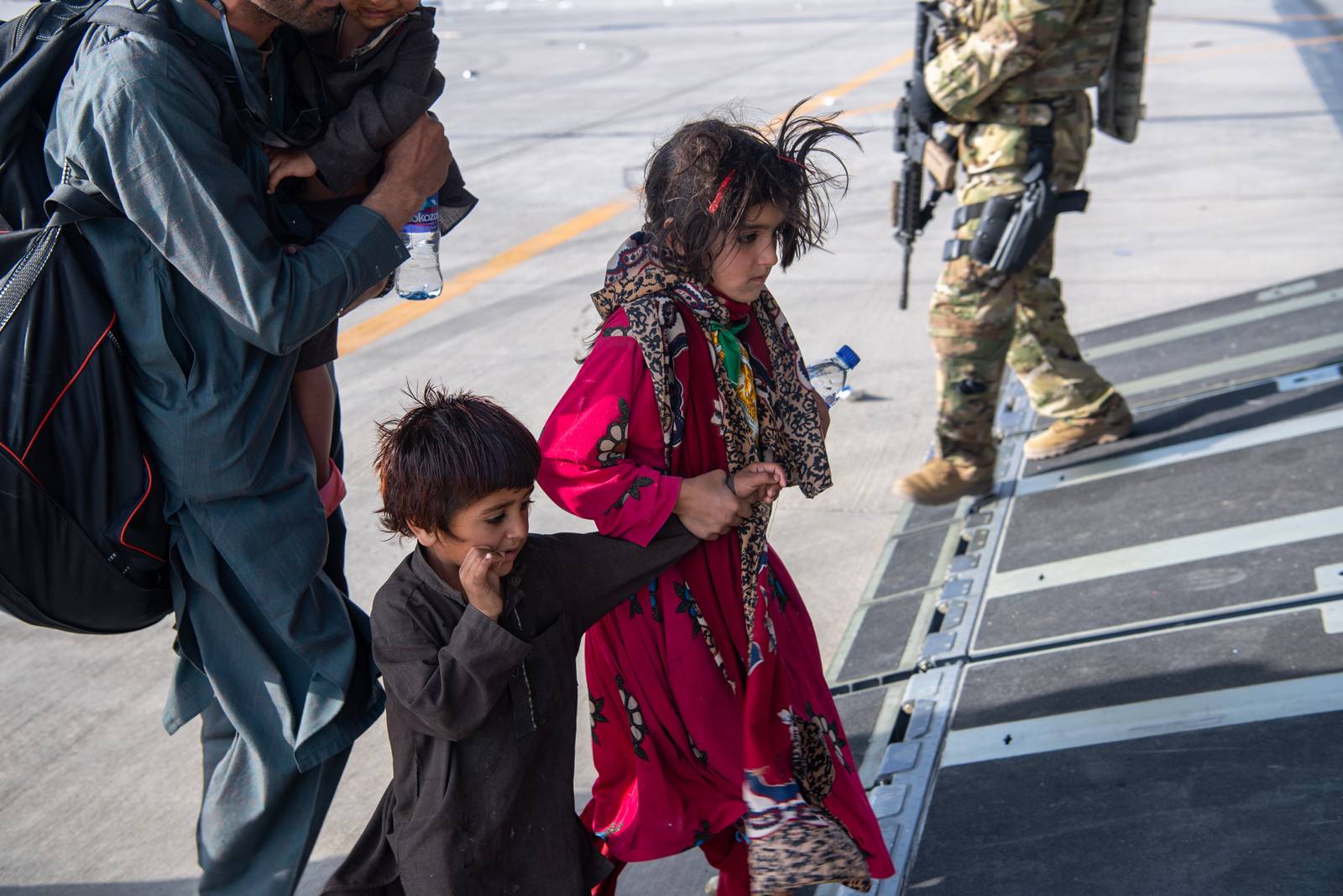 Афганские дети во время эвакуации в аэропорту Кабула