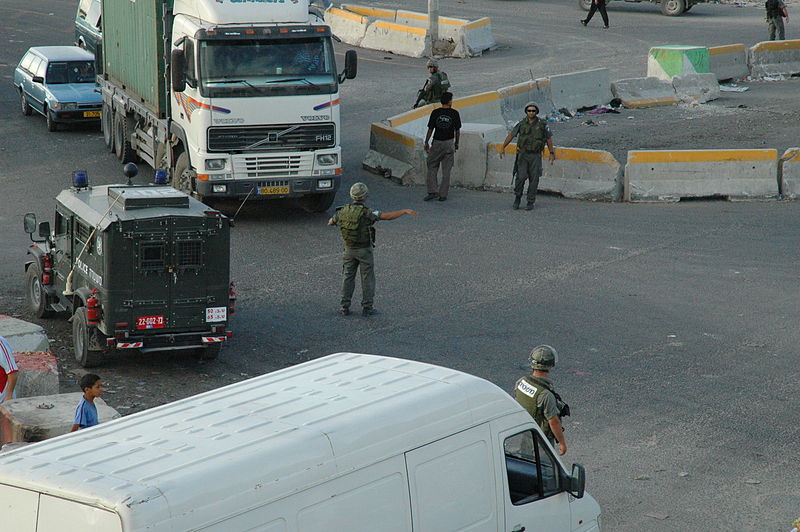 Израильские военнослужащие регулируют движение на контрольно-пропускном пункте Каландия