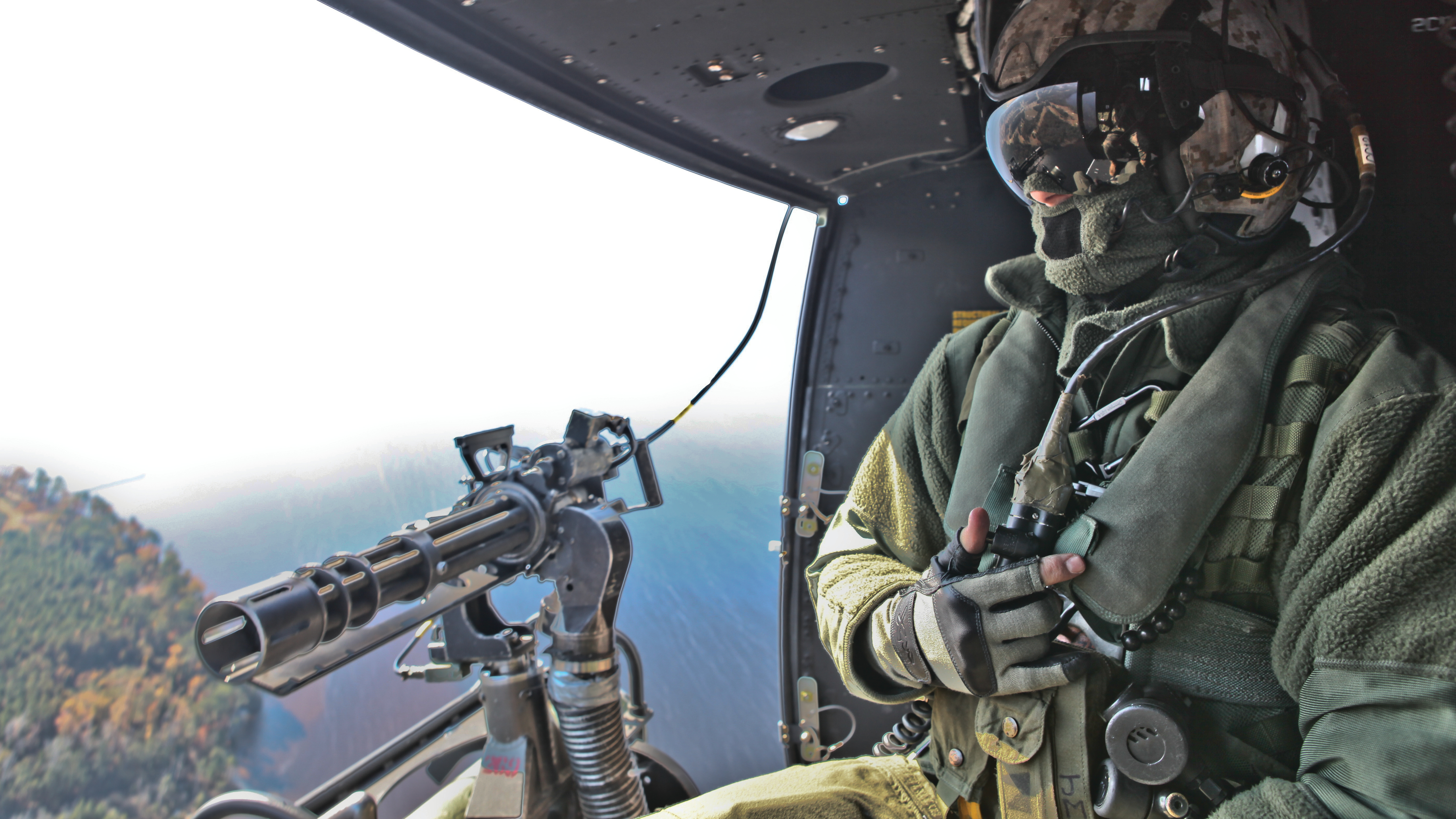 Мл. капрал. Джозеф Э. Миллер, начальник экипажа 269-й эскадрильи легких ударных вертолетов морской пехоты UH-1Y Huey со своим GAU-17. Джексонвилл, Северная Каролина
