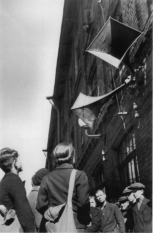 Рабочие завода ГОМЗ слушают сообщение Информбюро, 1941 (Фото: Борис Уткин)
