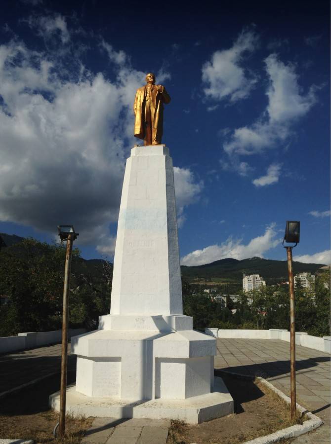 Памятник Ленину. Алупка