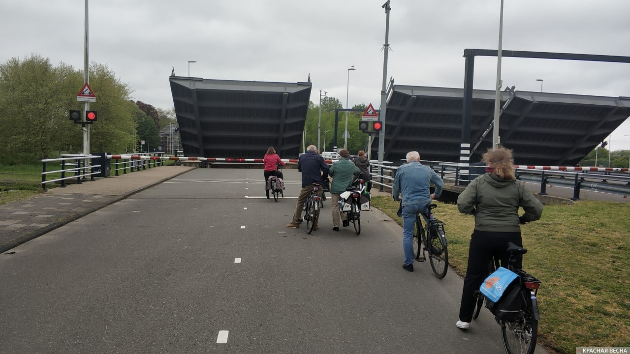 Велосипедисты ждут опускания разводноого моста