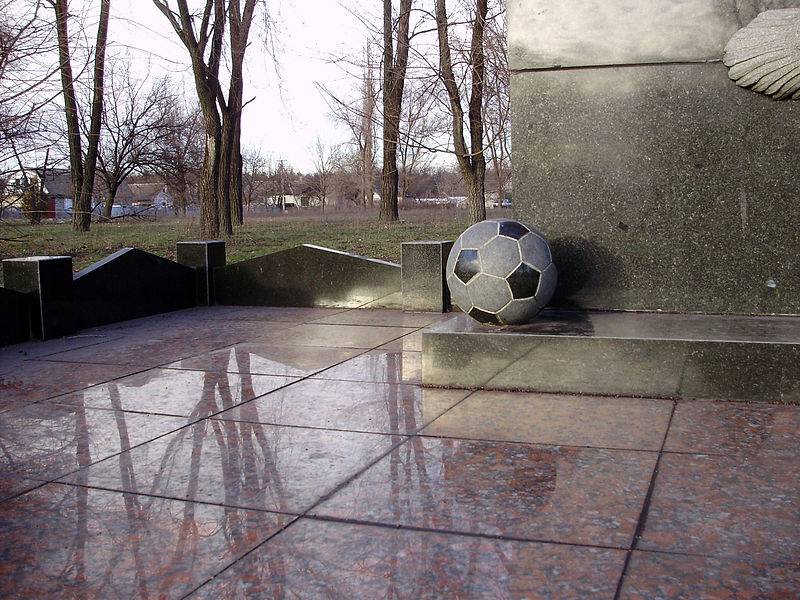 Фрагмент памятника футбольной команде «Пахтакор» погибшей в авиакатастрофе 11 августа 1979 года. пгт. Куриловка, Петриковский район, Днепропетровская область.