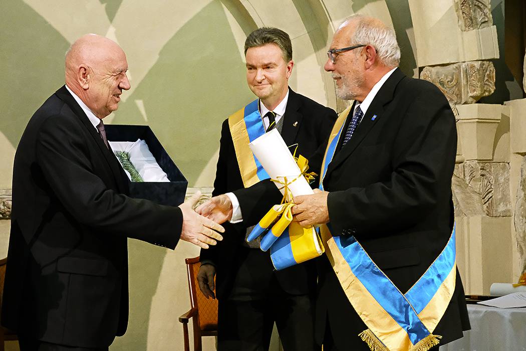 Георг фон Габсбург (в центре) - почетный президент фонда Тюке на церемонии награждения ежегодной премией венгерского города Печа. 2019