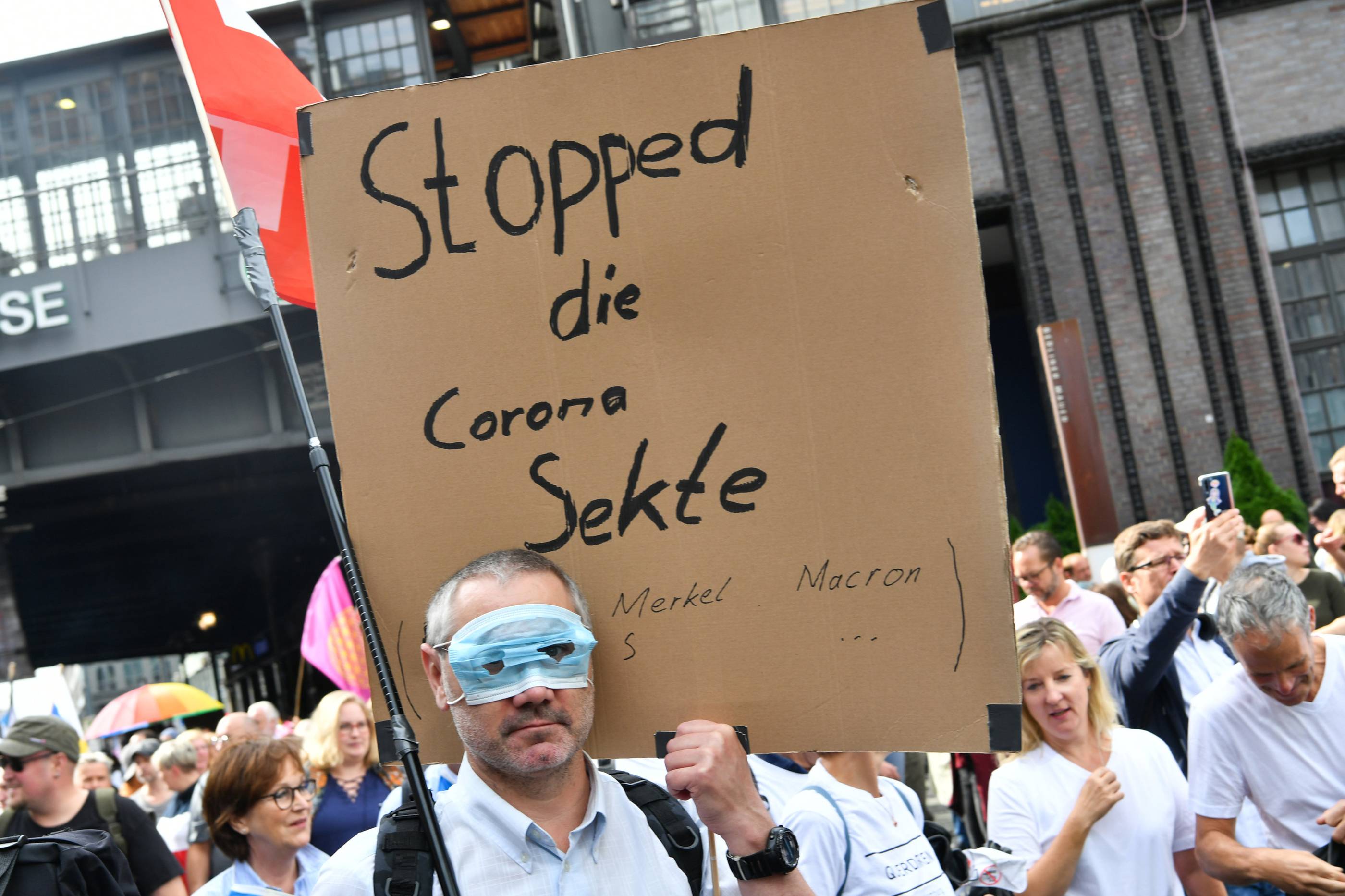 «Останови секту короны». Демонстрация Querdenken в Берлине. (Фото: dpa/Paul Zinken)