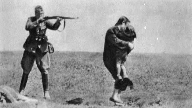 Немецкий солдат расстреливает женщину с ребенком 