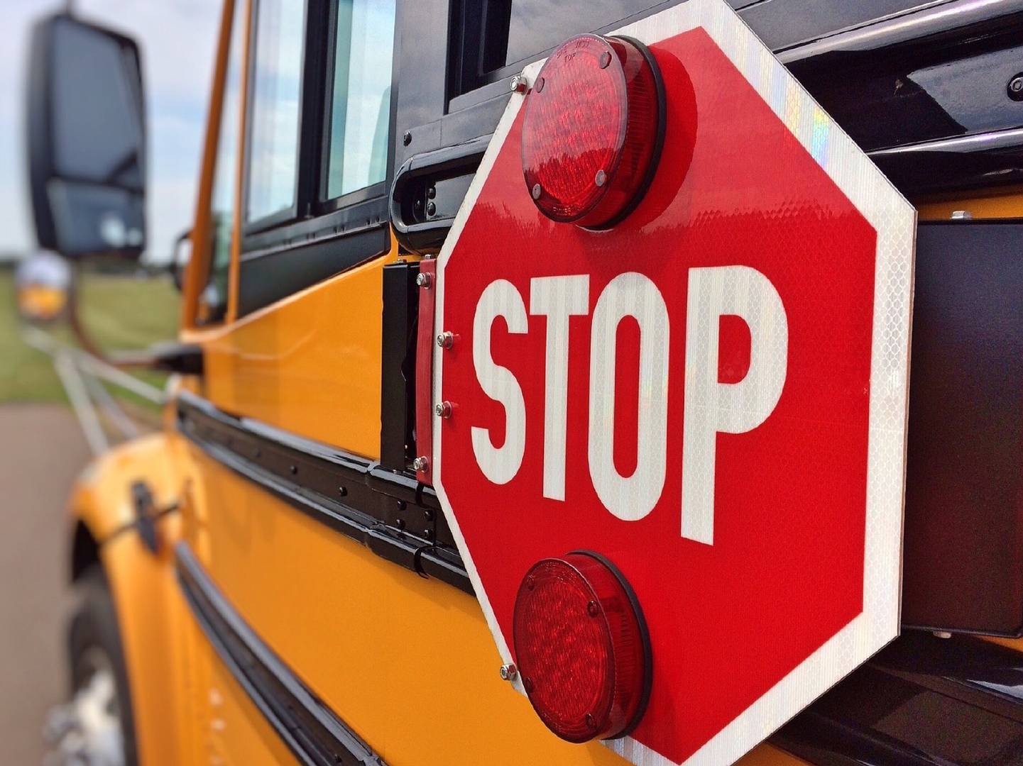 Знак Стоп на школьном автобусе