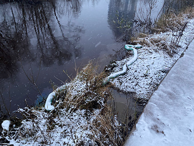 Сброс сточных вод в реку Охта на территории города Мурино Ленинградской области