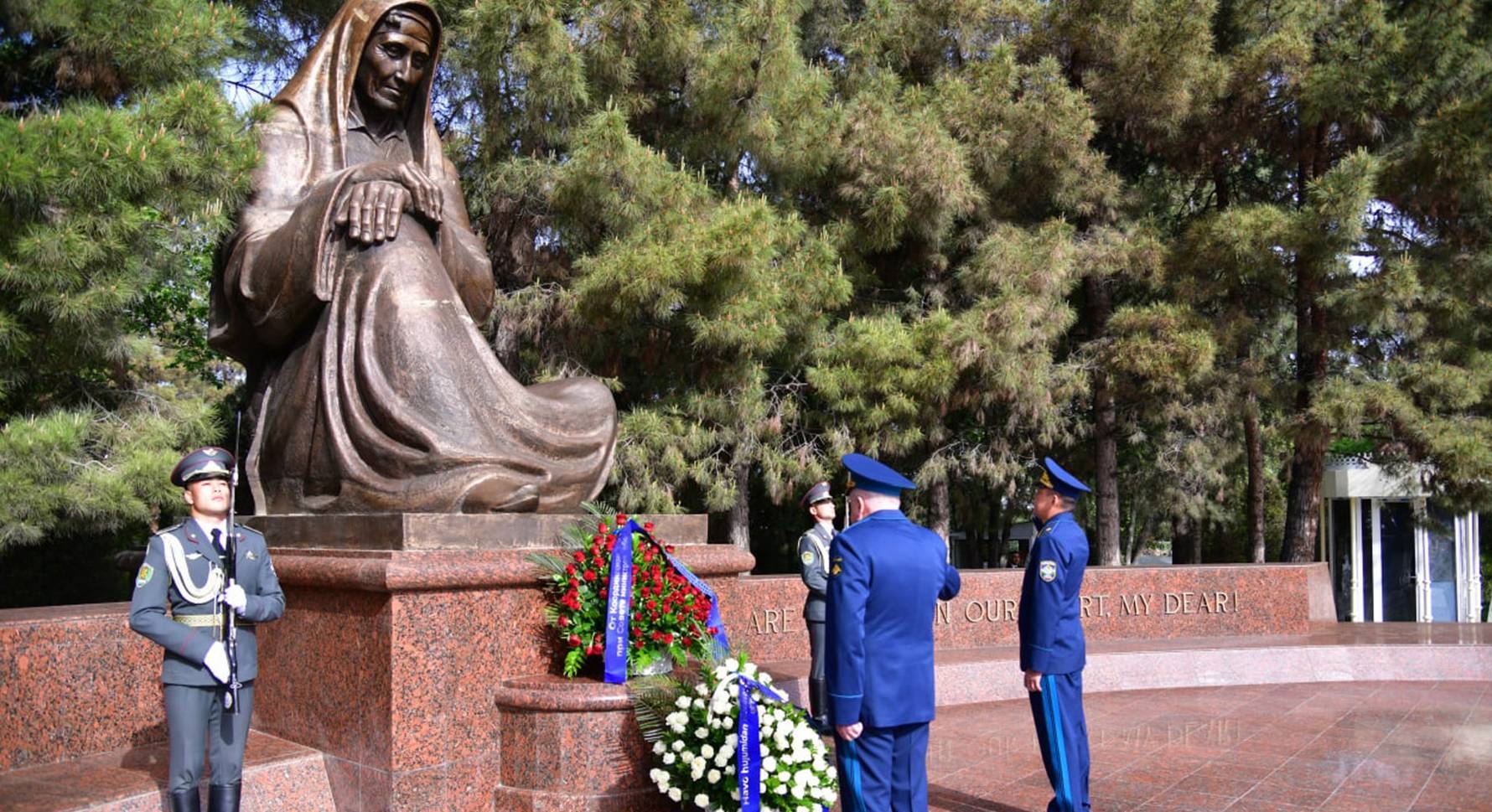 Возложение венков на комплексе памятников «Скорбящая мать» в Самарканде