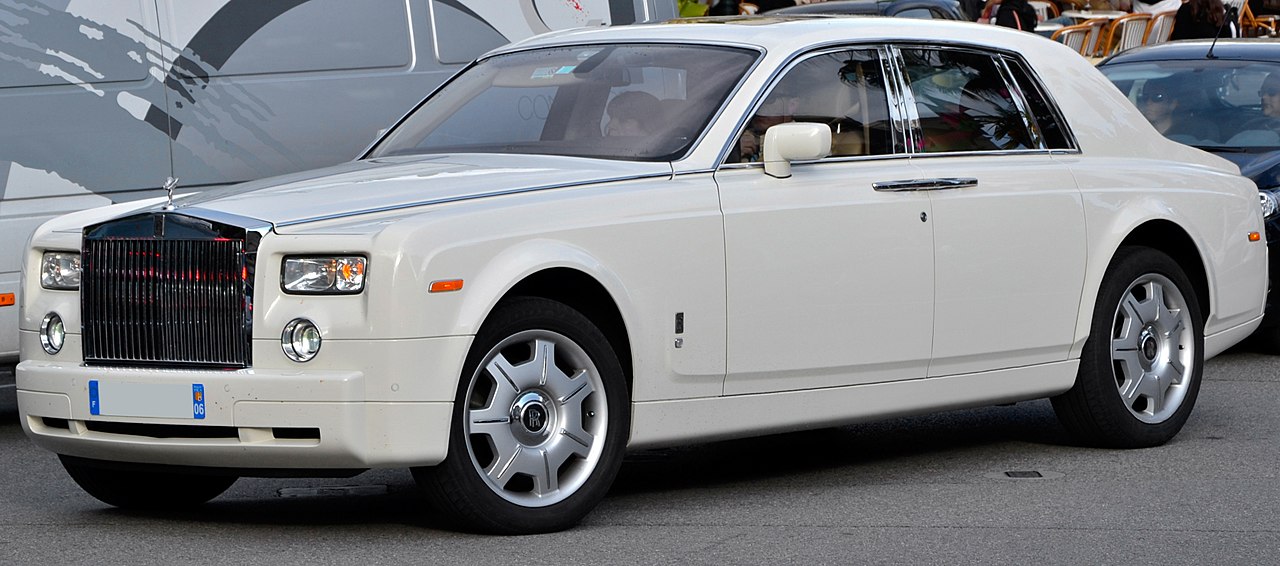 Машина марки Rolls-Royce