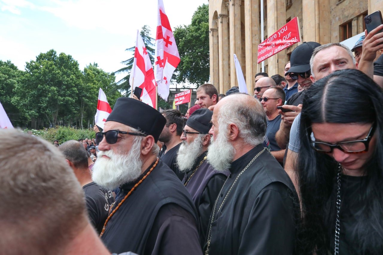 Священники Грузинской православной церкви на митинге протеста 2 июля 2022 года