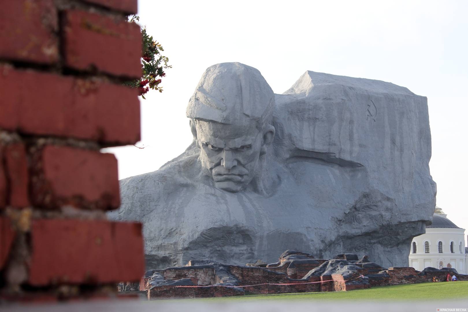 Брестская крепость. Монумент «Мужество»