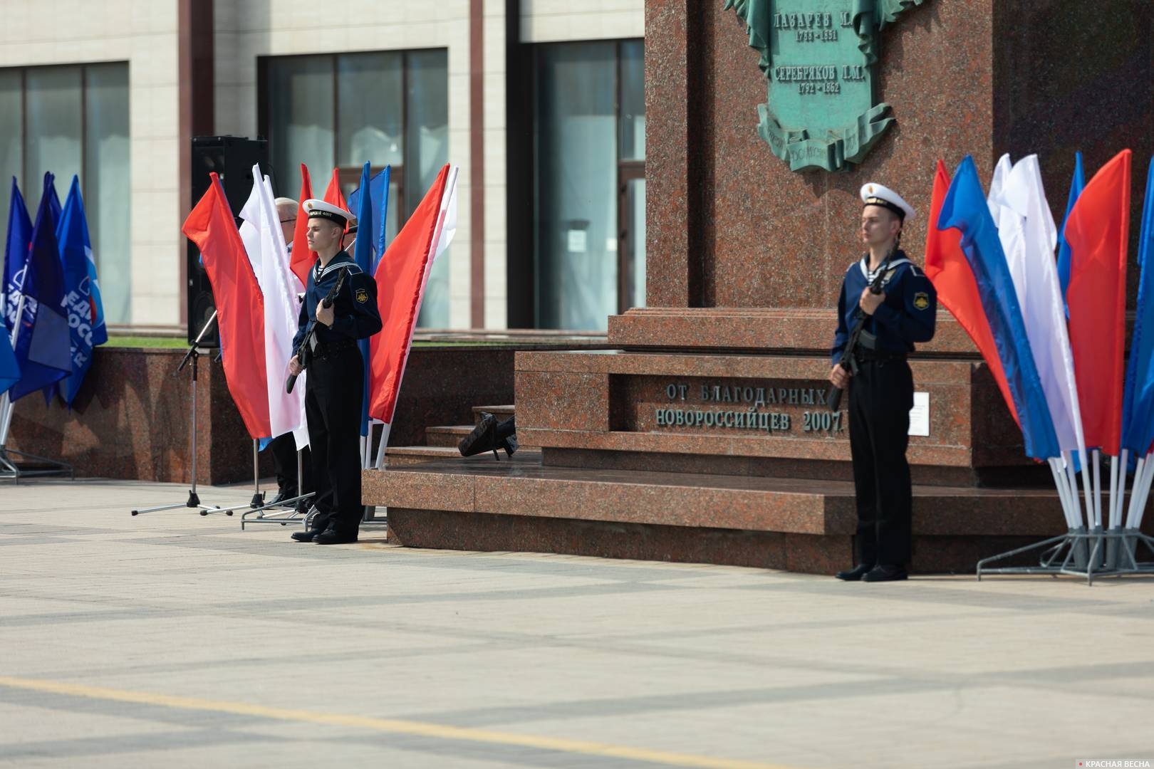 Почетный караул на Форумной площади, выставленный для проведения церемонии поднятия флагов