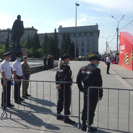 Сотрудники полиции следят за порядком на Параде Победы в Новосибирске