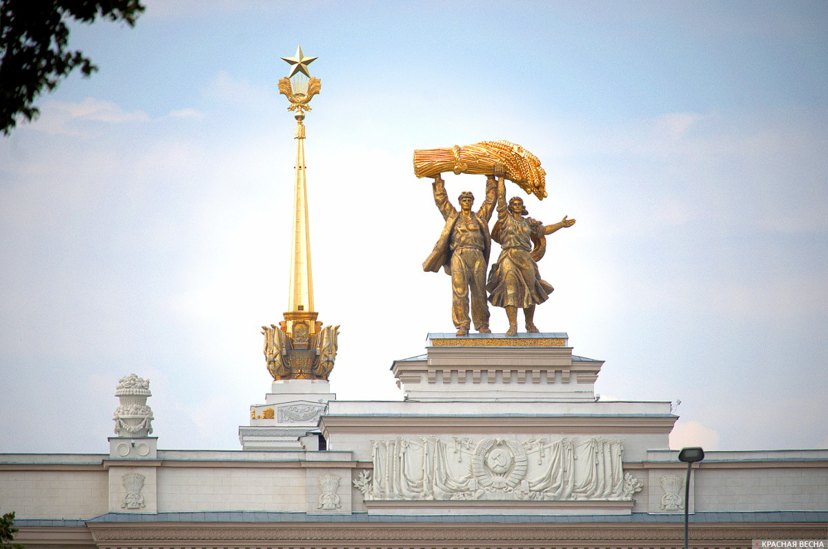 Скульптура «Рабочий и колхозница» на арке Главного входа и шпиль павильона №1 «Центральный»