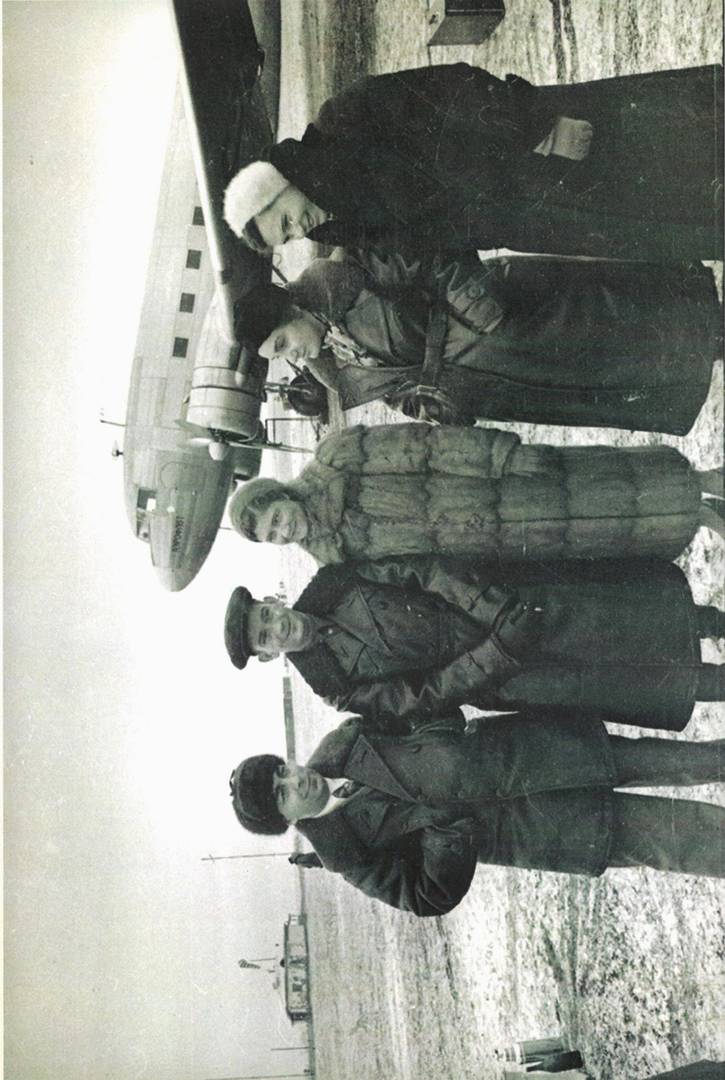 Гризодубова на Центральном аэродроме им. Фрунзе, начальник управления международных воздушных линий ГВФ СССР