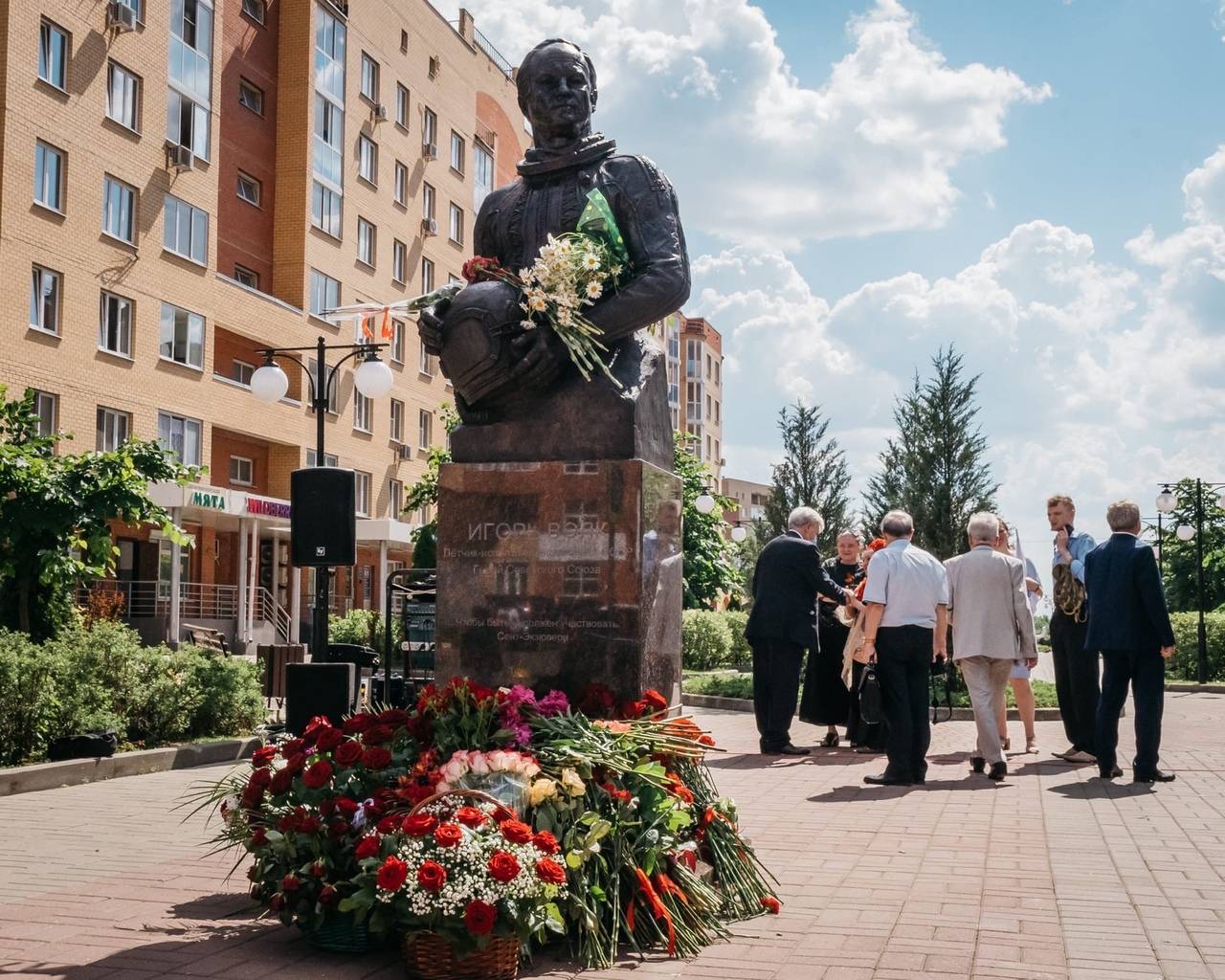 Памятник князю игорю в луганске фото