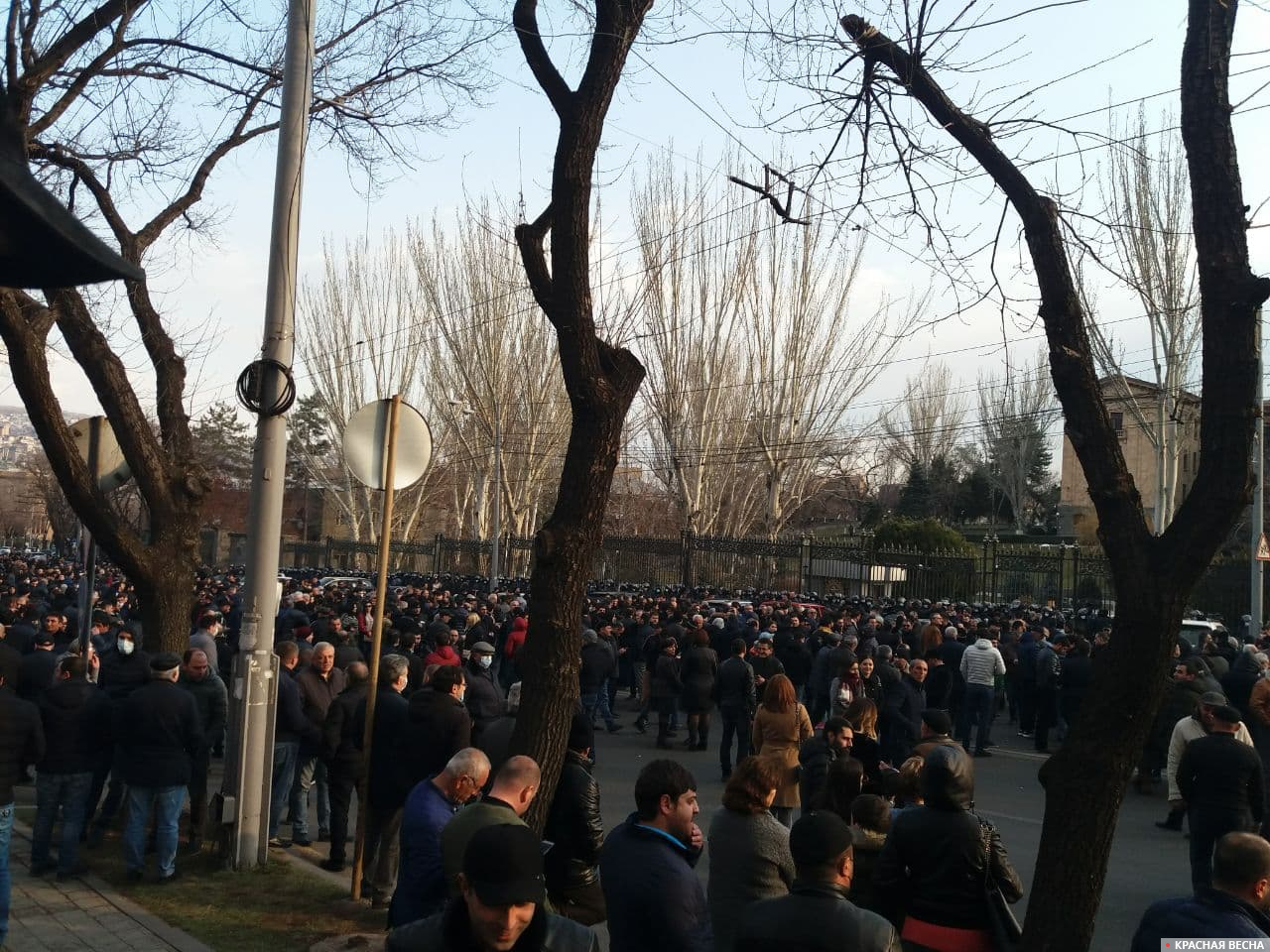 Противники Никола Пашиняна перед зданием парламента Армении. 25.02.2021.