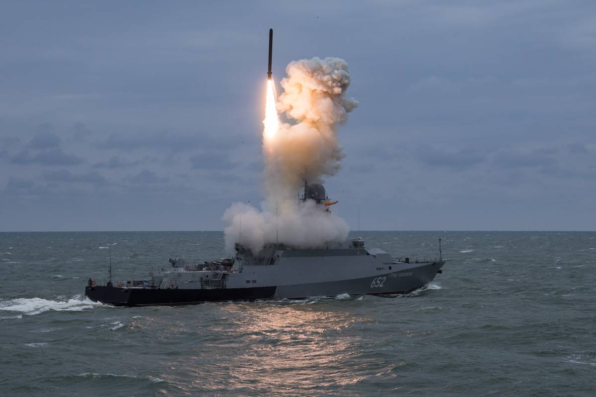 Запуск крылатой ракеты «Калибр» морского базирования 