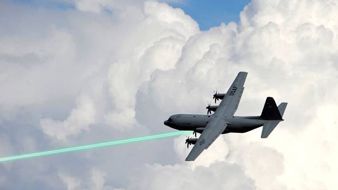Высокоэнергетическая жидкостная лазерная система защиты зоны (HELLADS), установленная на грузовом самолете ВВС США C-130