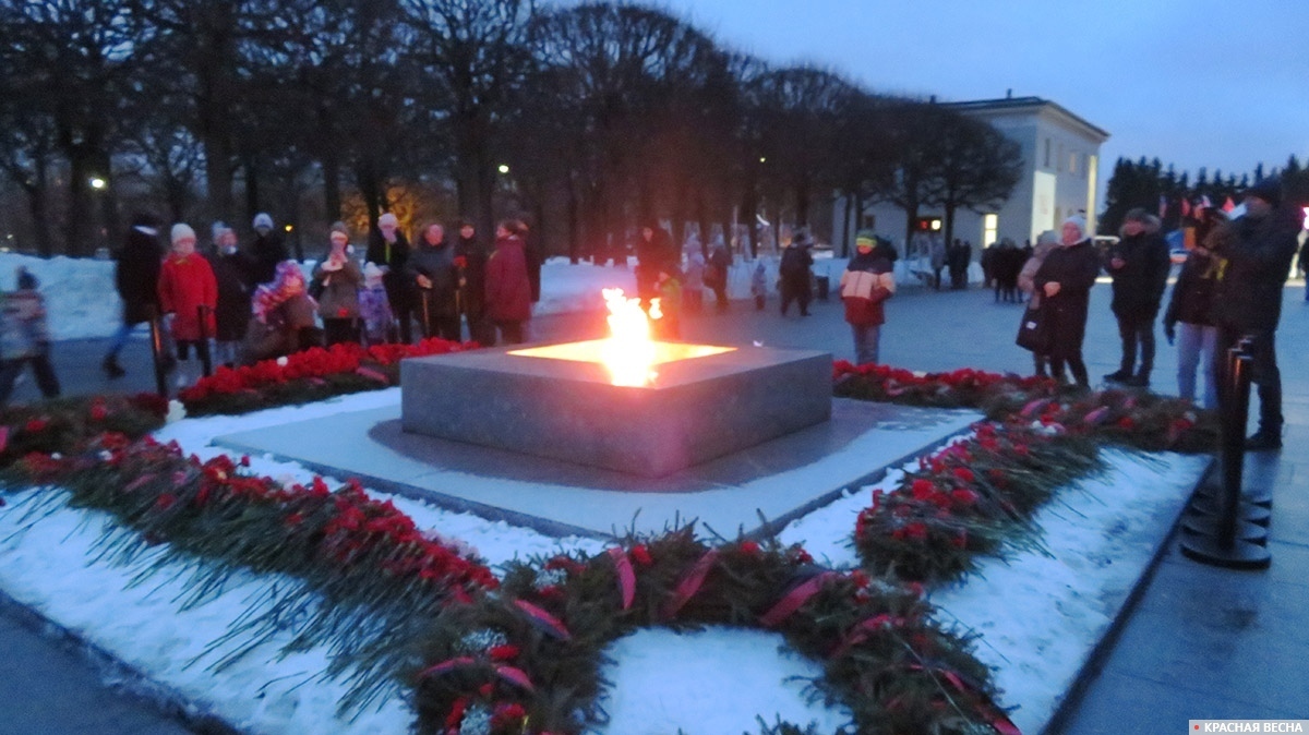 Вечный огонь на Пискарёвском мемориальном кладбище
