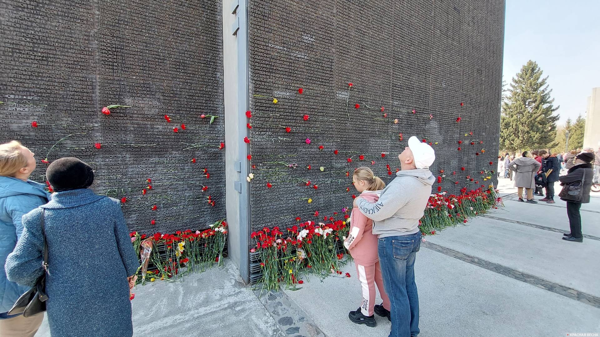 Стена памяти на Монументе славы в Новосибирске