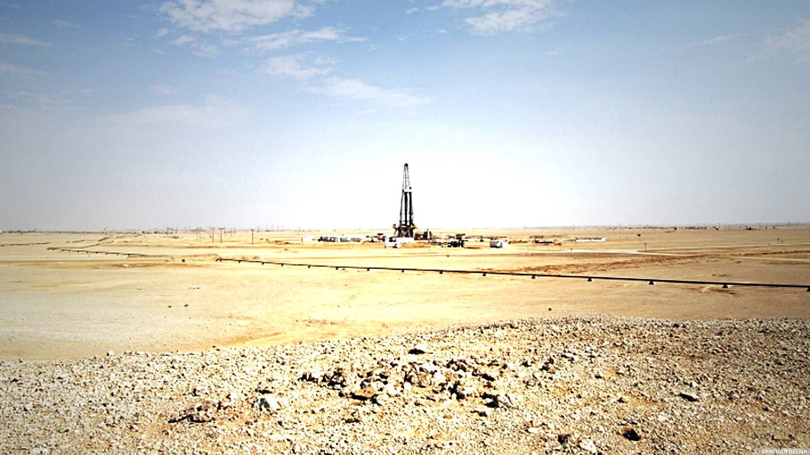 Катар.Нефтяная вышка в пустыне