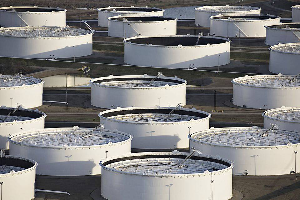 Нефтехранилище в г. Кушинг, Оклахома, США.