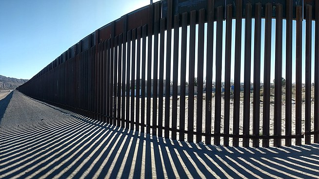 Вид с американской стороны пограничной стены между Санленд-Парком, штат Нью-Мексико, США, и Анапрой, штат Чиуауа, Мексика.