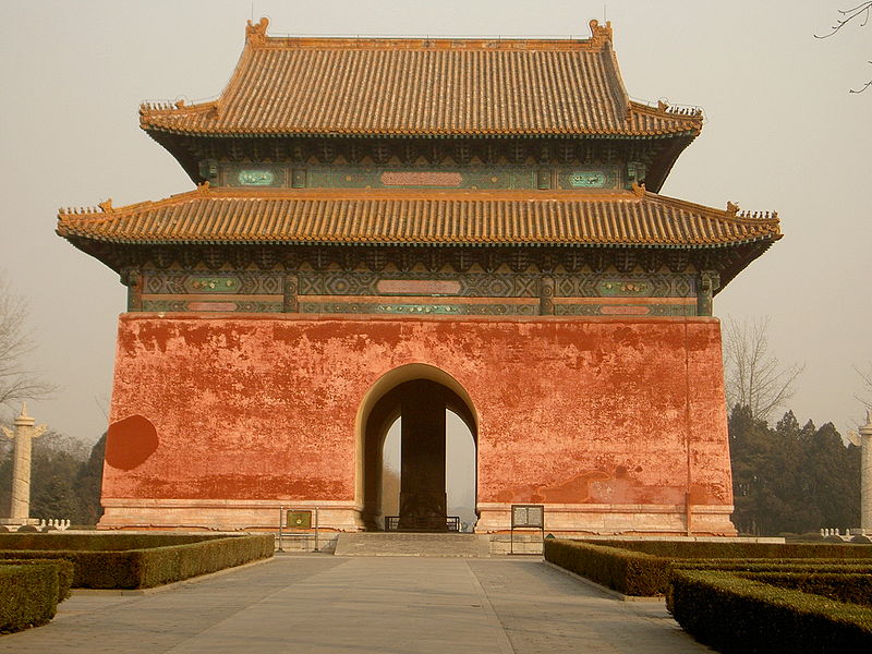 Ворота, ведущие в погребальный комплекс императоров династии Мин