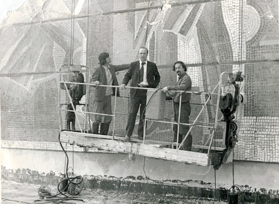 Юрий Вальков и рабочие завершают мозаику «Ленин и печать» 1978 г.