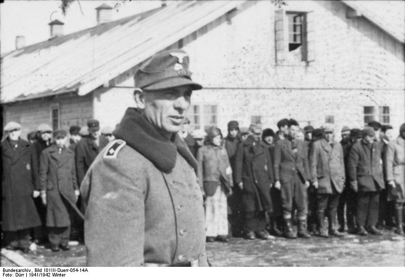 Возле лагерного барака. Декабрь 1941