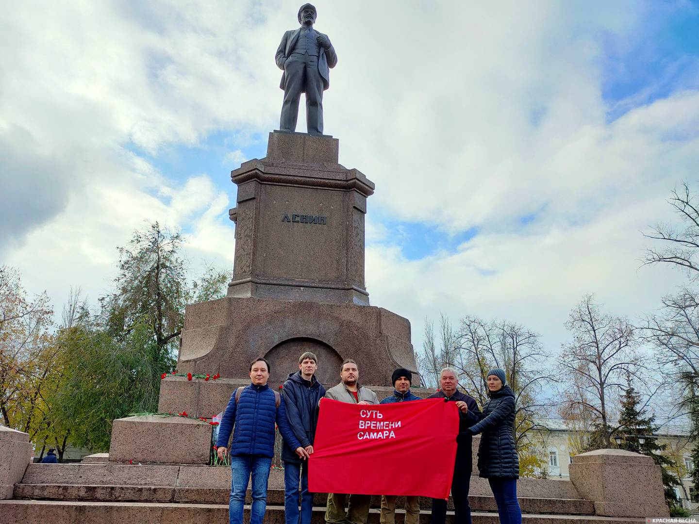 Памятник Ленину на площади революции в Самаре