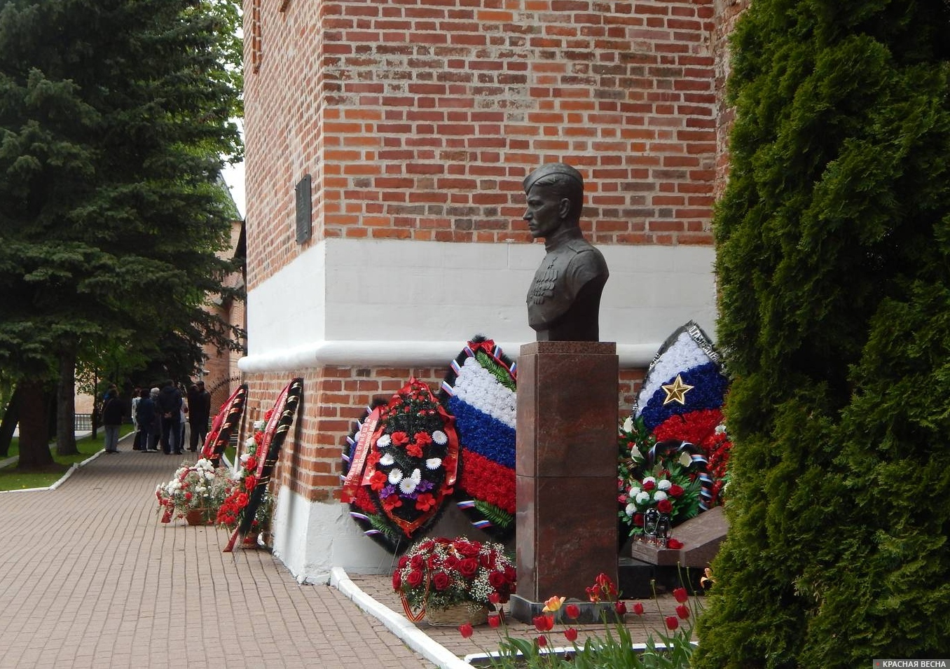 Бюст на могиле героя Советского Союза, смолянина Михаила Егорова, водрузившего в 1945 году Знамя Победы над поверженным рейхстагом.