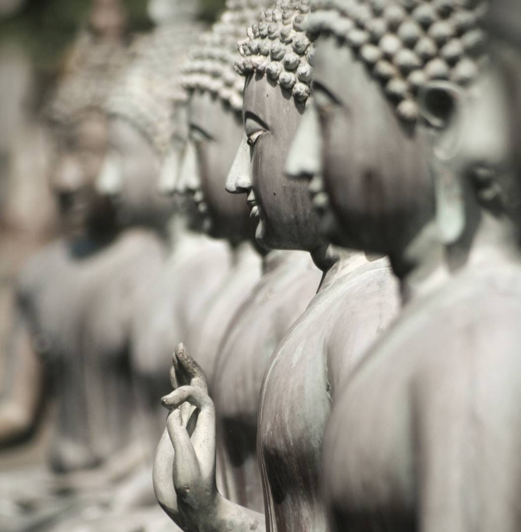 Статуи сидящего Будды в храмовом комплексе Сима Малака, Коломбо. Шри-Ланка