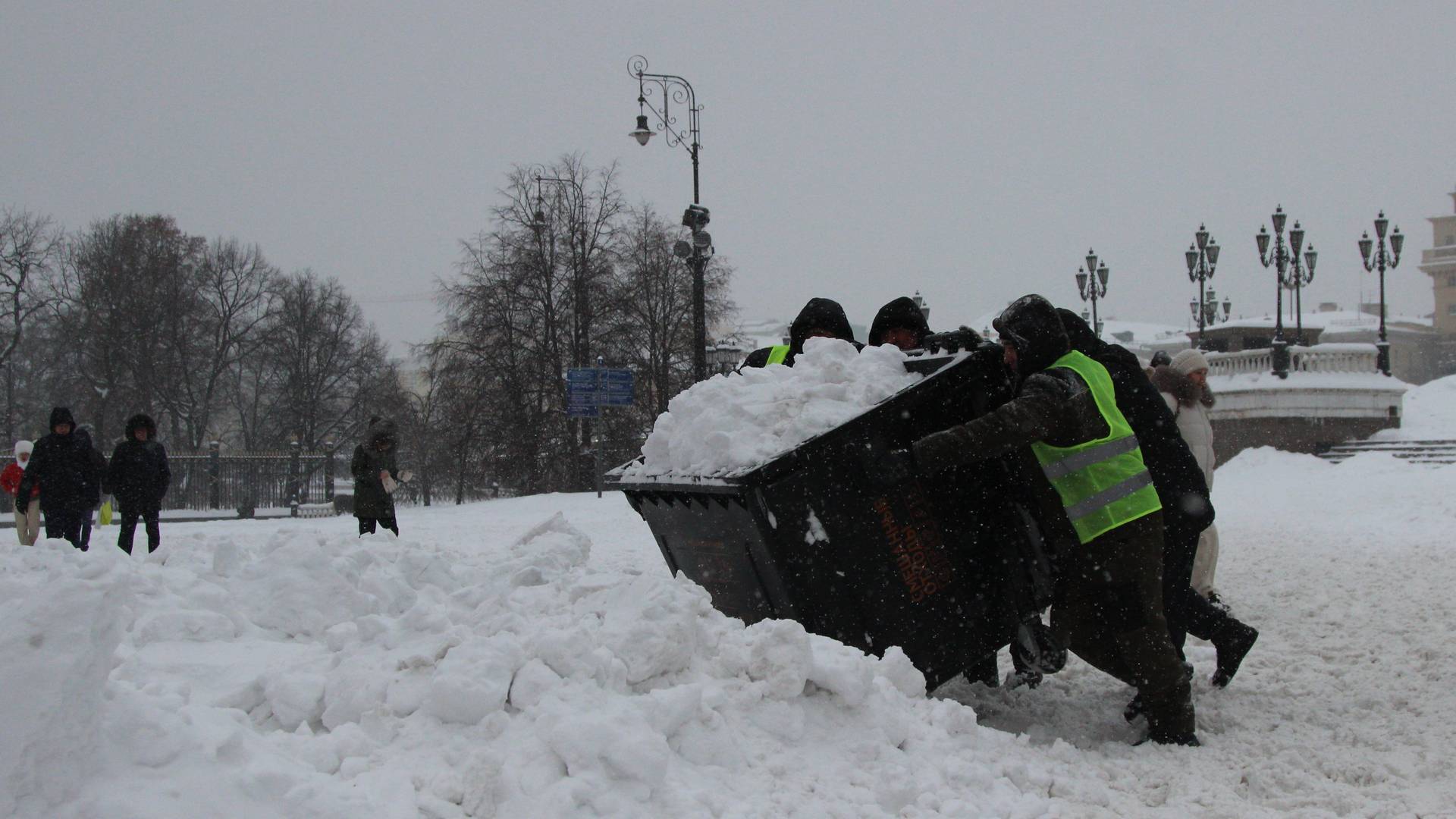 Уборка снега в центре Москвы
