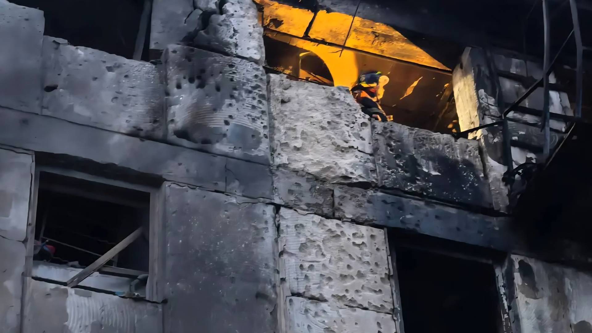 Многоэтажный дом в Севастополе после атаки ВСУ