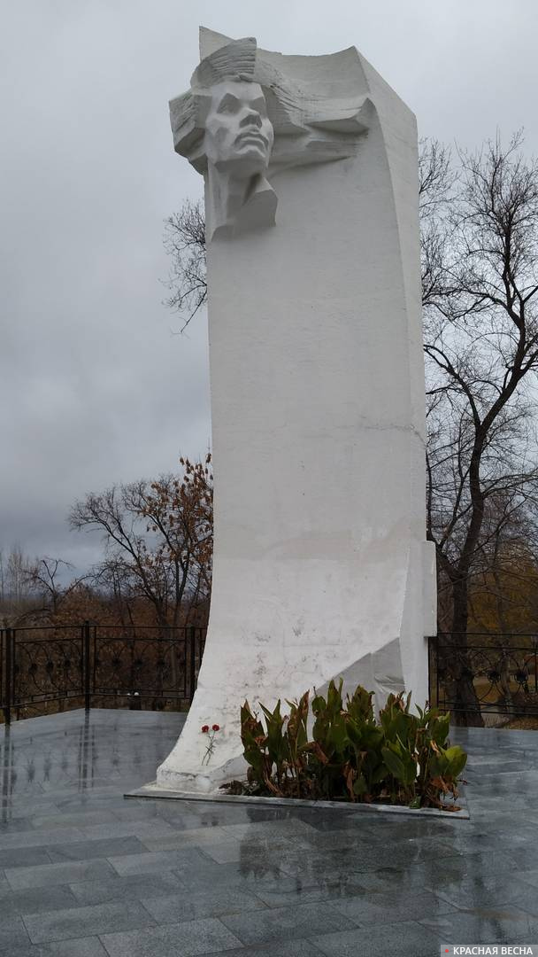 Памятник Горькому в Струковском саду
