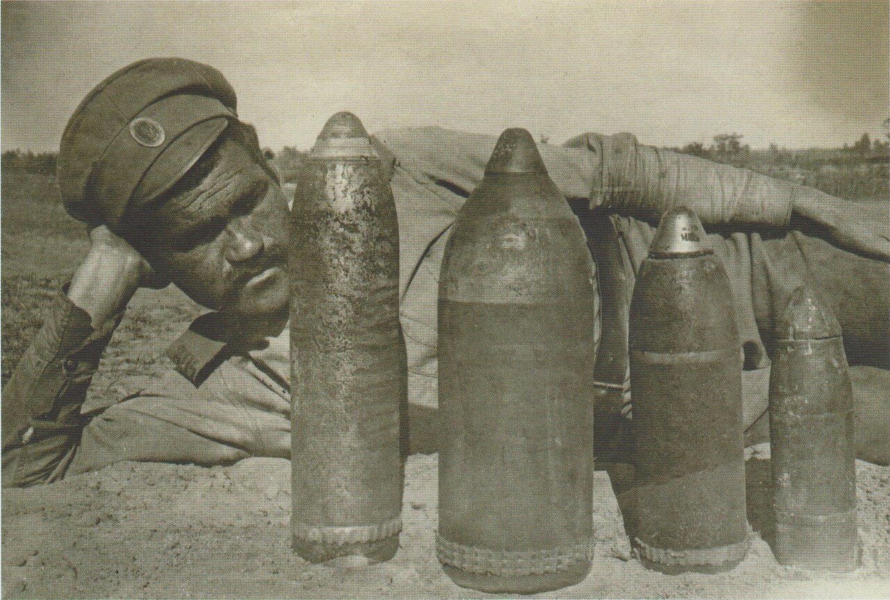Солдат пехотного полка со снарядами. 1915–1916