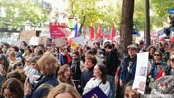 Колонна манифестантов. 