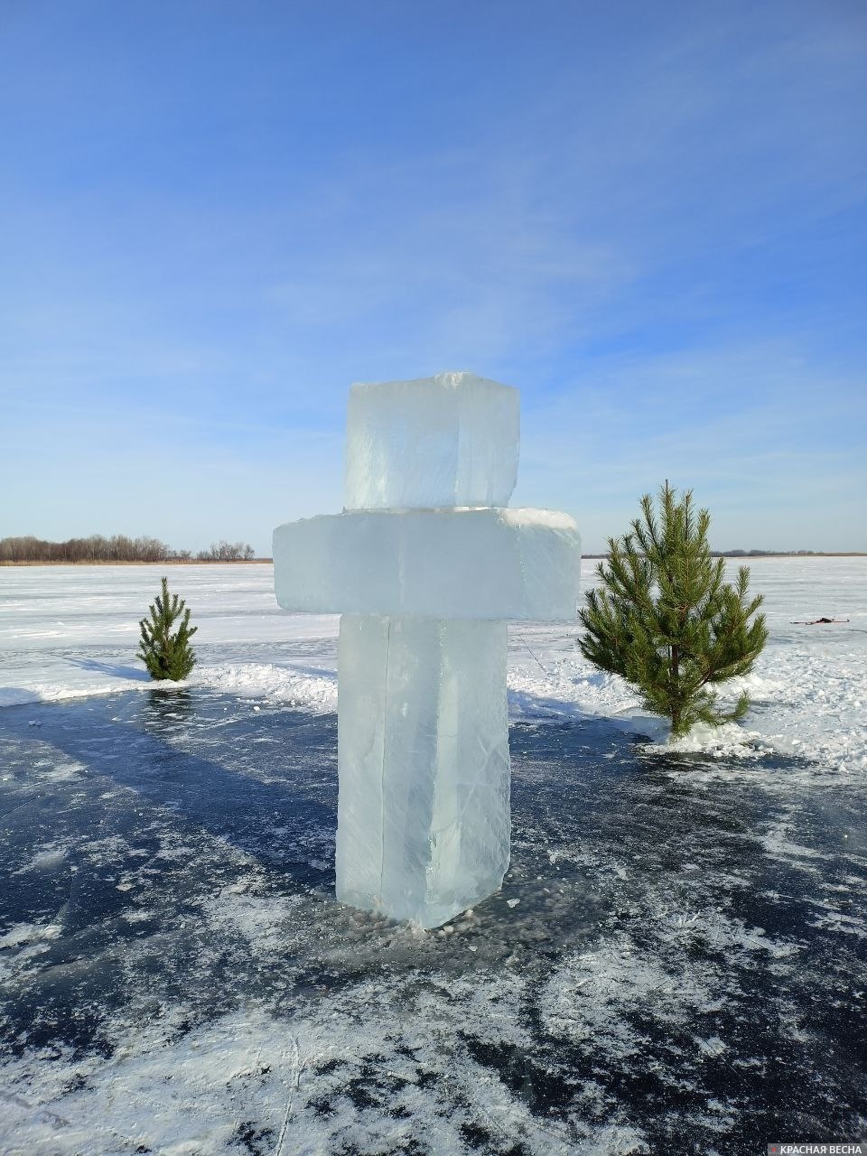 Волга зимой, крест на льду