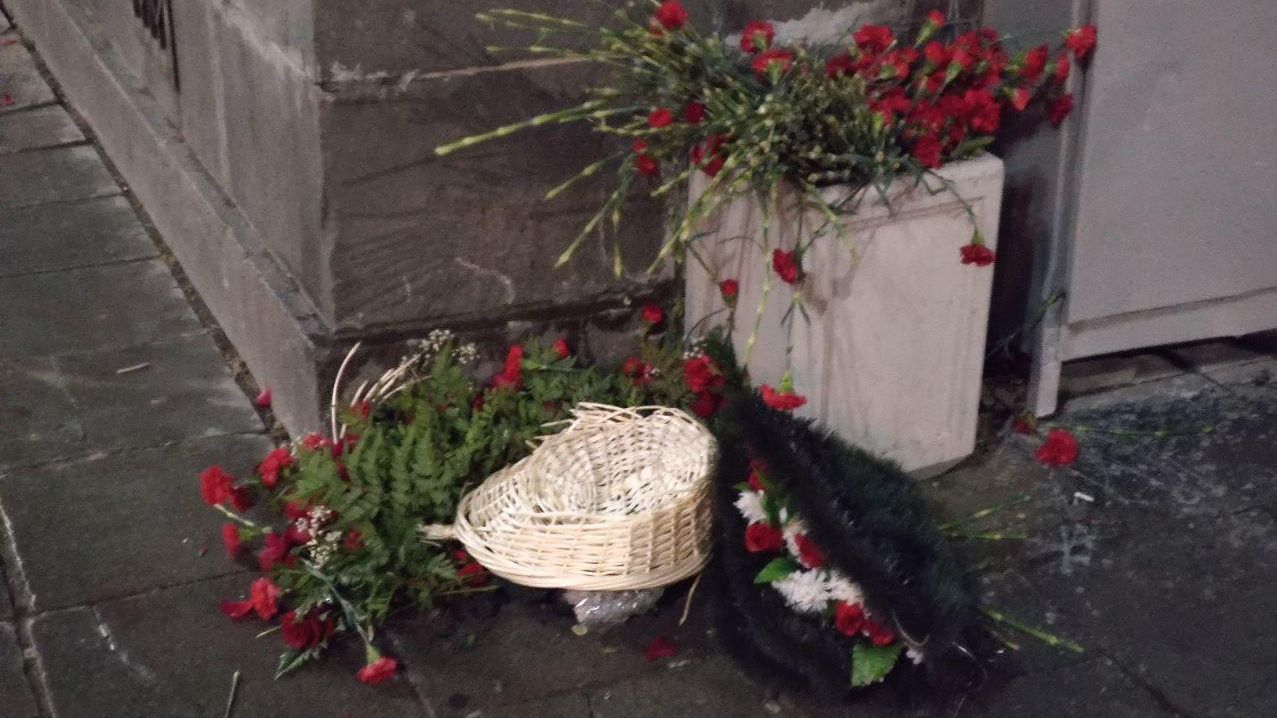 Вандалы разломали и выкинули цветы, возложенные к памятнику Ленину в Екатеринбурге