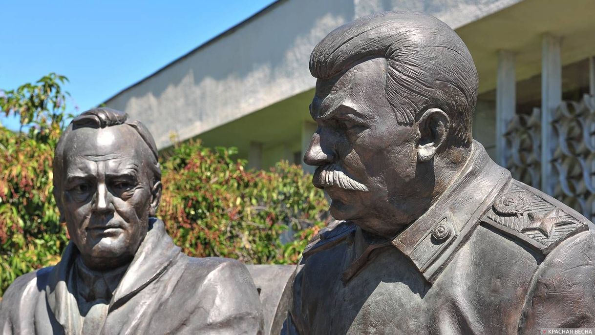 Памятник Ялтинской конференции в Ливадии. Крым