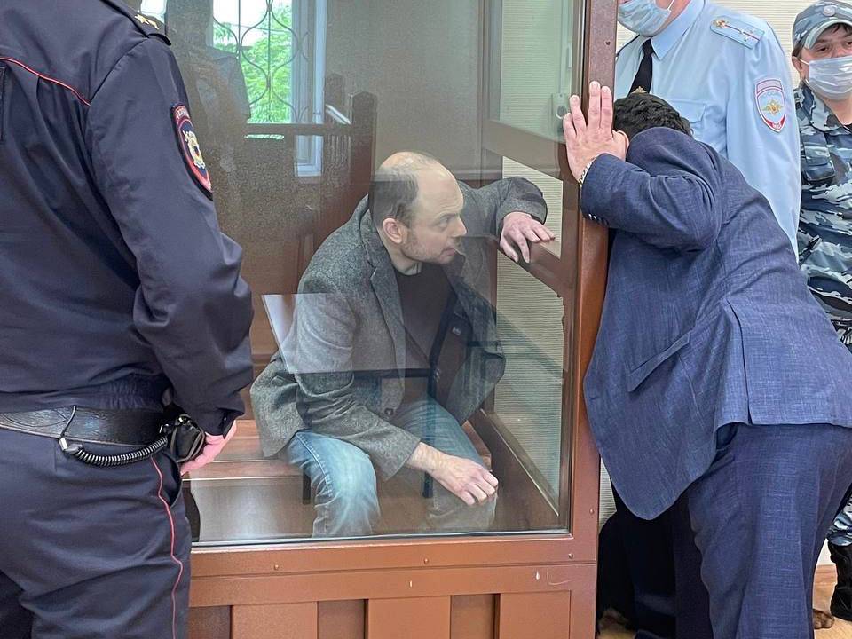 Владимир Кара-Мурза (физическое лицо, признанное в РФ иностранным агентом) в помещении Басманного суда
