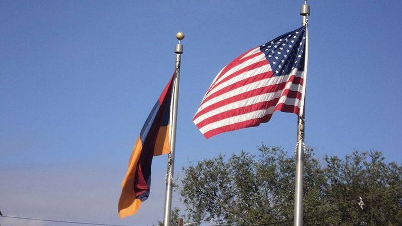 Государственные флаги Армении и США
