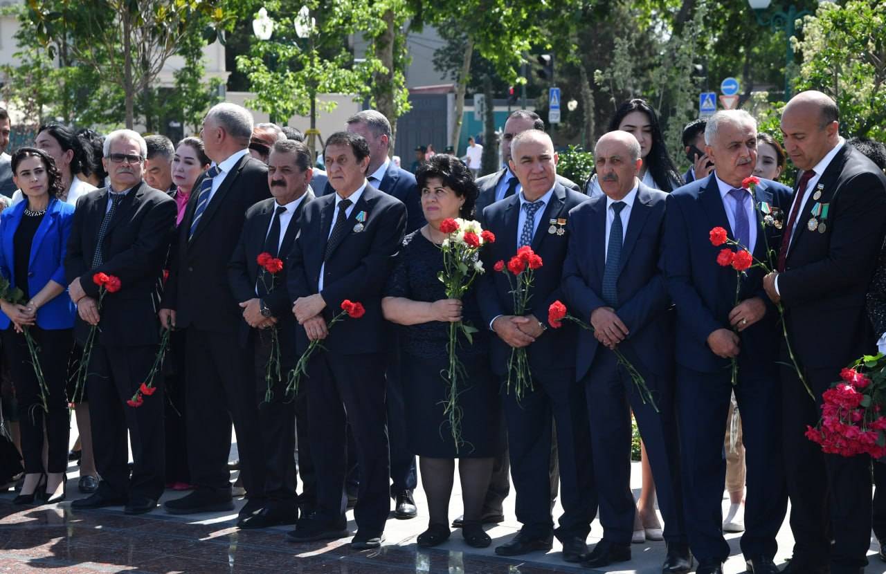 Возложение цветов к барельефу Гейдара Алиева в Ташкенте