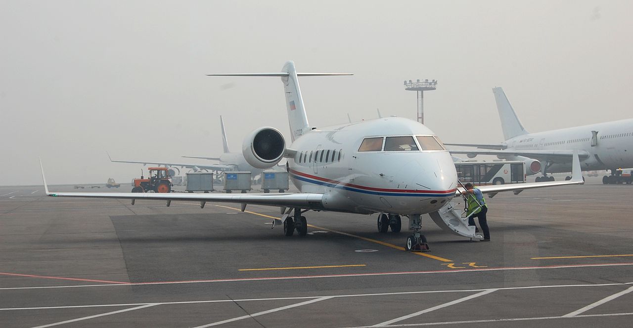 Bombardier Challenger 604 в аэропорту Шереметьево-1