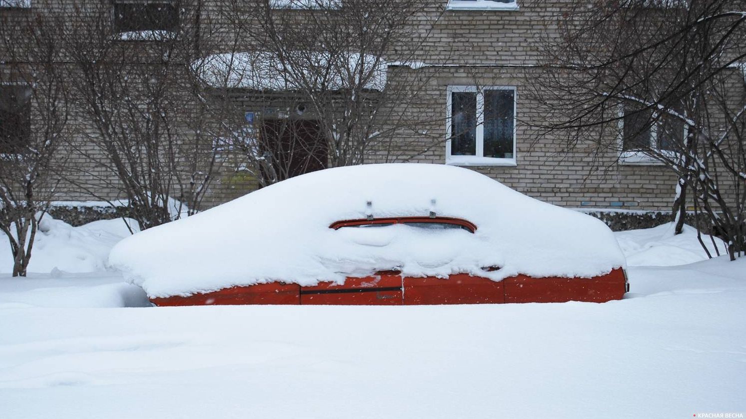 Дом занесло снегом