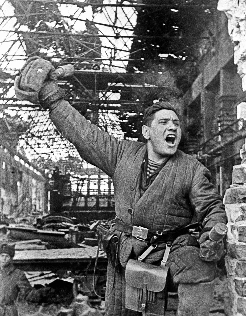 Советский морской пехотинец в разрушенном цехе Сталинградского завода. 1942