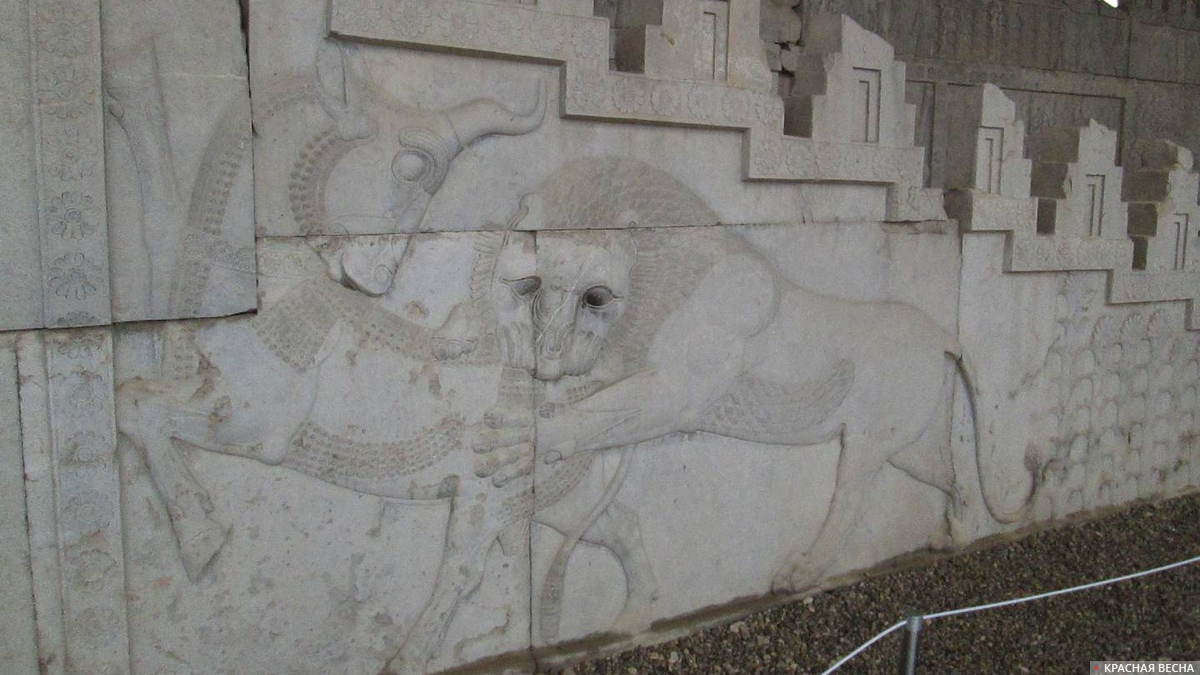 Лев (символ добра) атакует быка (символ зла). Персеполис. Иран